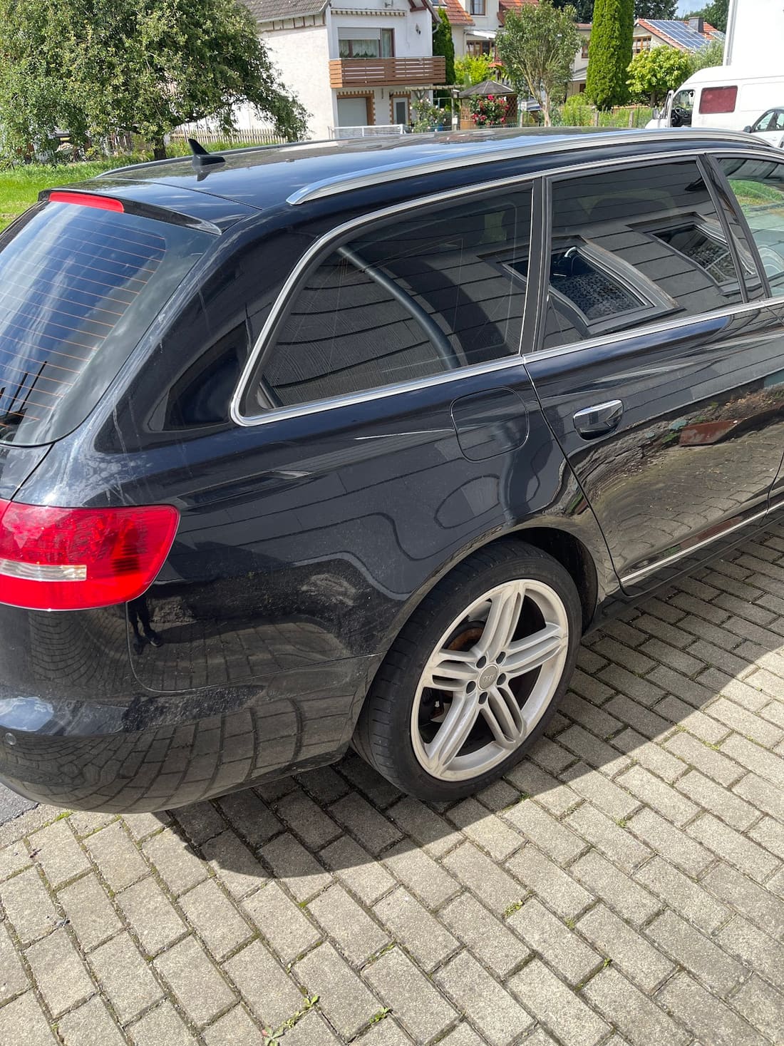 Schwarzer Audi A6 Avant mit getönten hinteren Scheiben