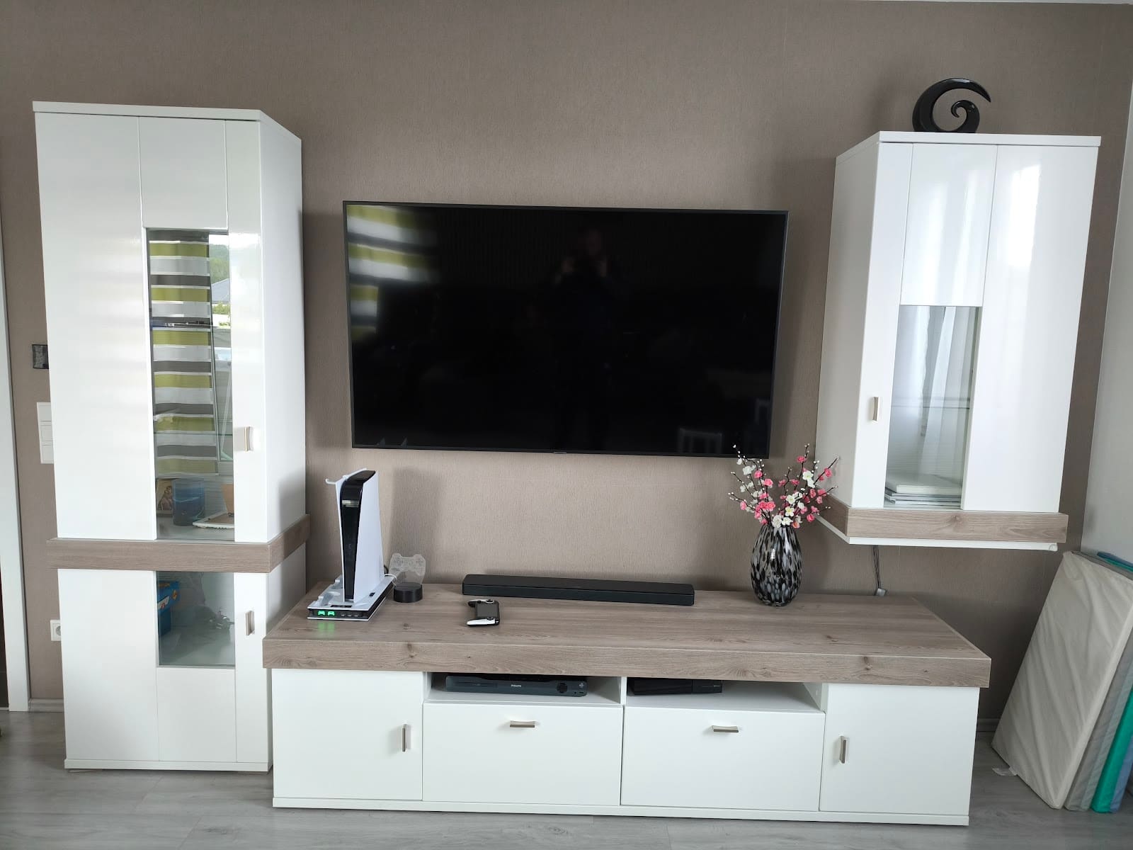 Weiße folierte Wohnwand mit Fernseher im Wohnzimmer