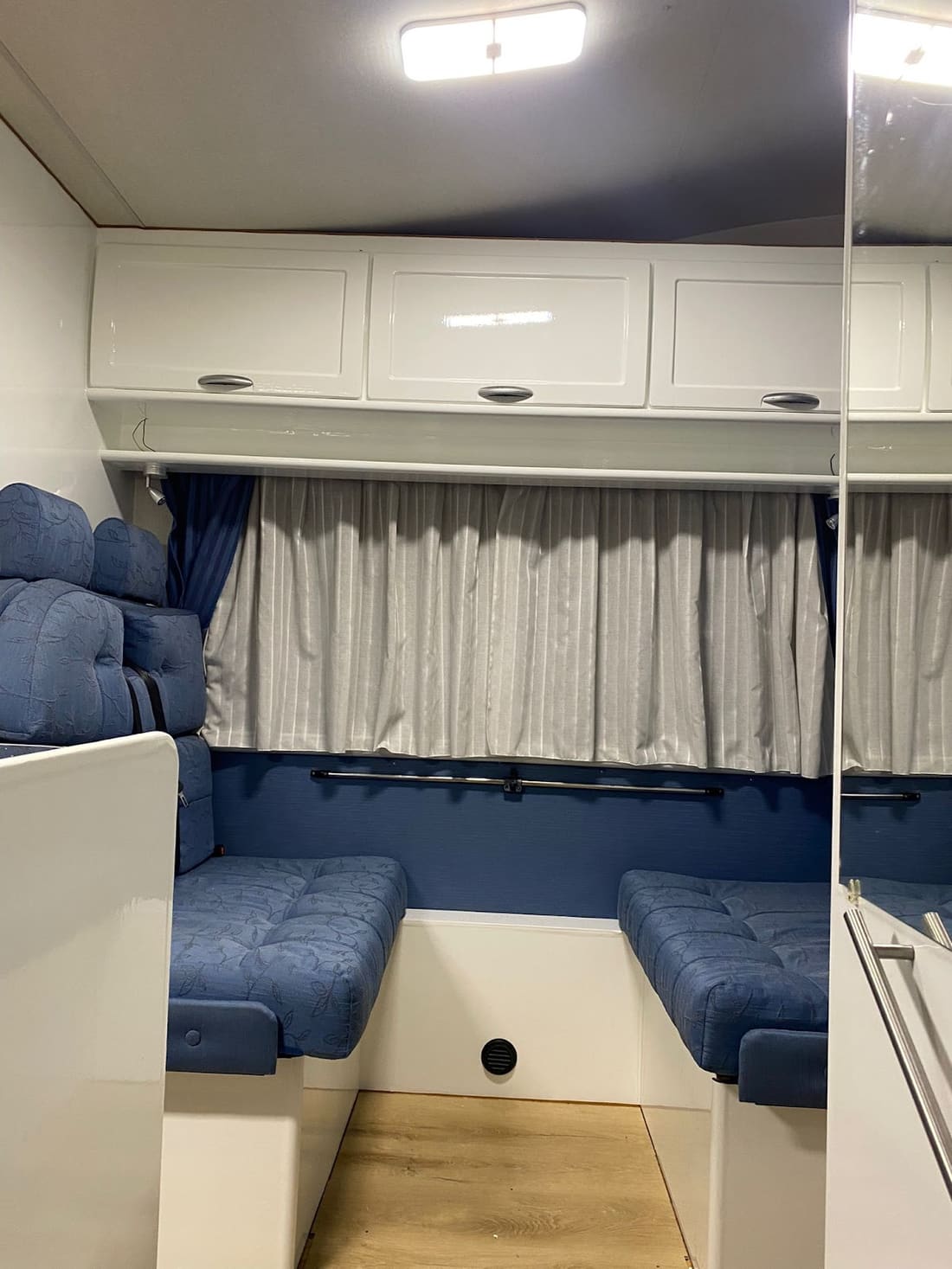 Weiß folierte Sitzgruppe im Wohnmobil